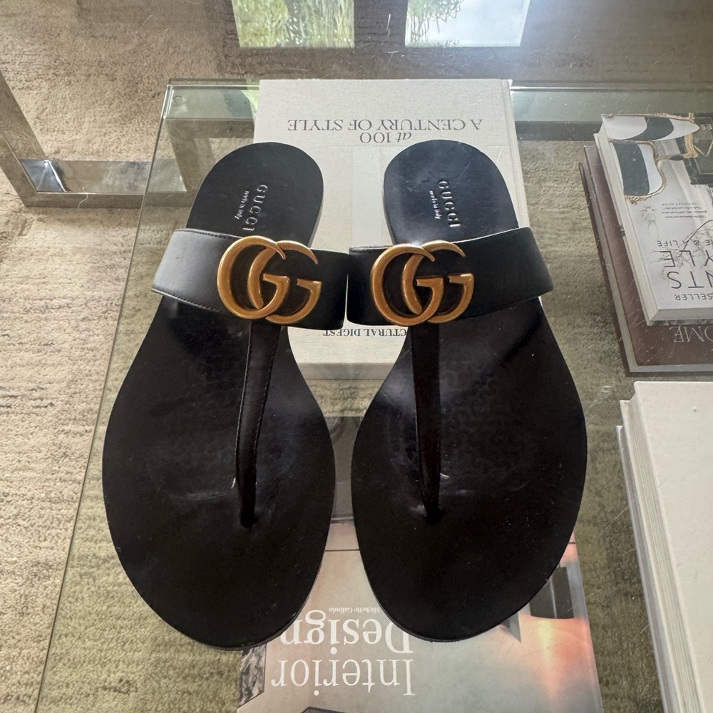 GUCCI—Flat Marmont Leather Thong